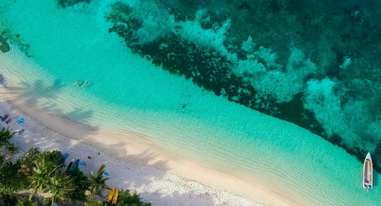 Barefoot * Kuata Island